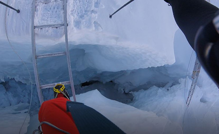 Spaltenquerung im Khumbu Eisbruch
