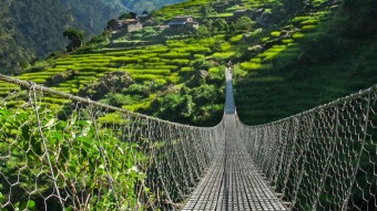 Nepal Manaslu Runde Hängebrücke Reisefelder