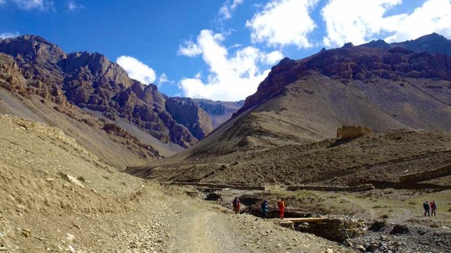 Aufstieg-ins-Basislager-des-Jyarkhoi-La