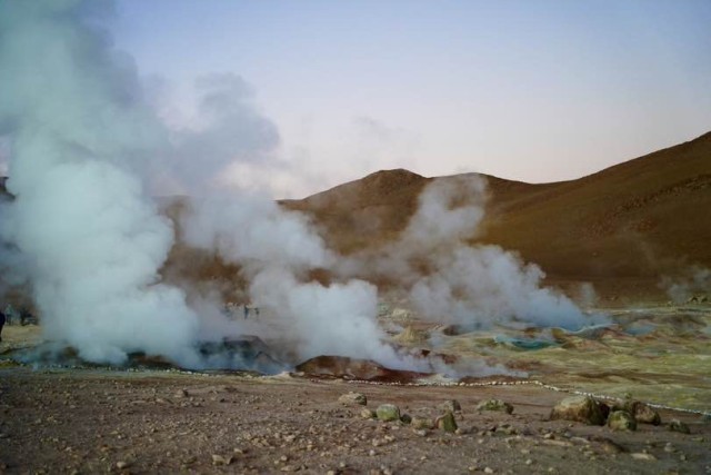 Die-Geysire-von-Sol-de-Manana-und-der-Vulkan-Licancabur-im-Uyuni-NP