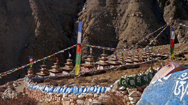 Stupa Gebetsfahnen Phu Gompa Himalaya Nepal