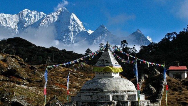 Buddhistische Stupa in Khumjung bei Namche Bazaar.