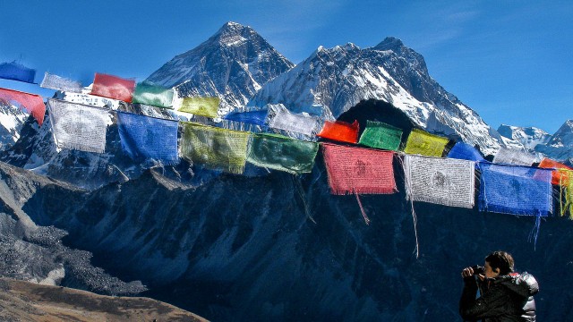 Gebetsfahnen und Mount Everest