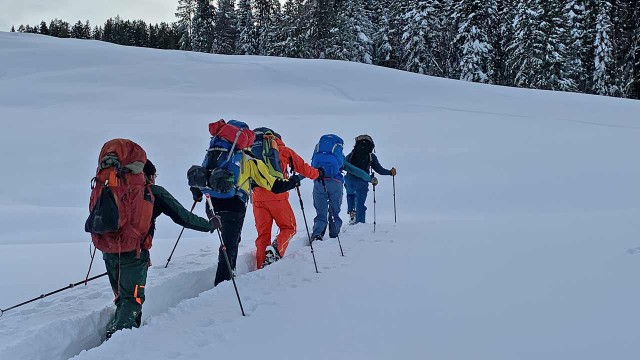 Aufstieg mit Schneeschuhen Tirol