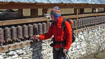 Am Annapurna Trek passieren wir viele Gebetsmühlen Trekker stoßt Gebetsmühlen bei der Annapurna Runde an.