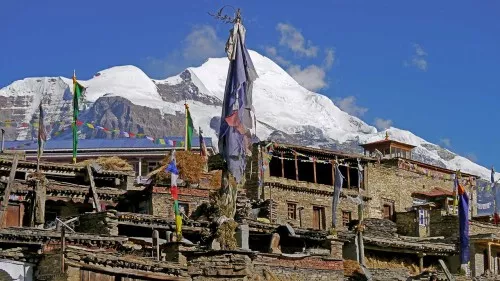 Dorf Naar mit dem Kang Guru. Dorf Naar entlang der Annapurna Umrundung
