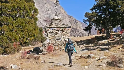 Am Weg nach Phu. Buddhistische Stupa beim Trekking, Annapurna Umrundung