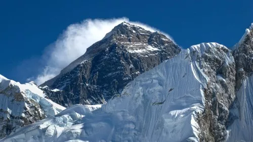 Mount Everest mit Schneefahne. Mount Everest