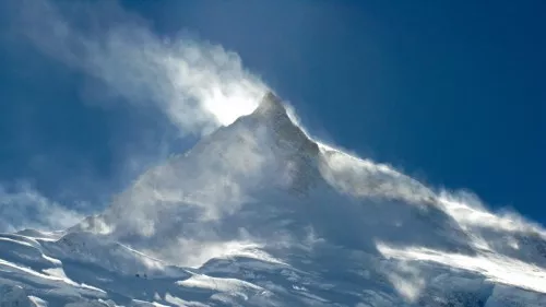 Große Schneefahnen am Gipfel des Manaslu. Mount Manaslu Gipfel