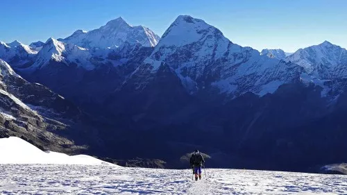 Bergsteiger im Aufstieg am Mera Peak Nepal mera peak aufstieg Bergsteiger himalaya