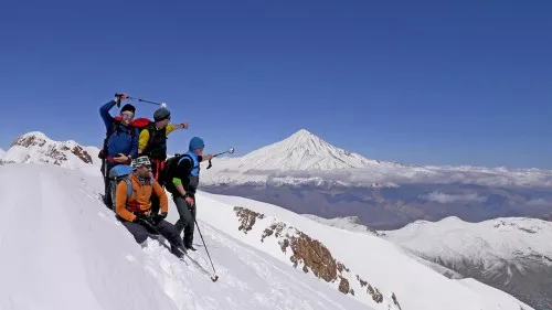 Skitour im Iran mit Blick auf den Damavand. Skitour Iran Damavand