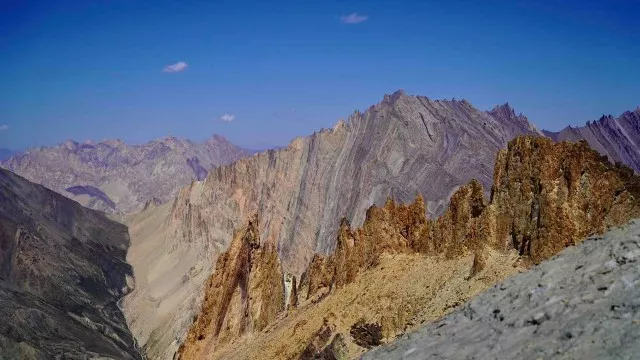 Durch-die-Mondlandschaft-am-Sniugutsela-Pass