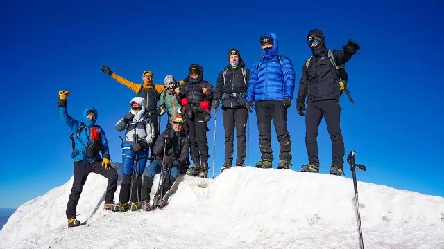 Bergsteiger am Gipfel des Ararat in Jubelpose