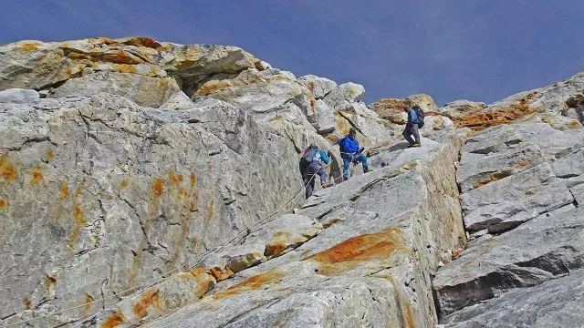 Träger am Gletscher des Amphu Lapcha. mera-peak