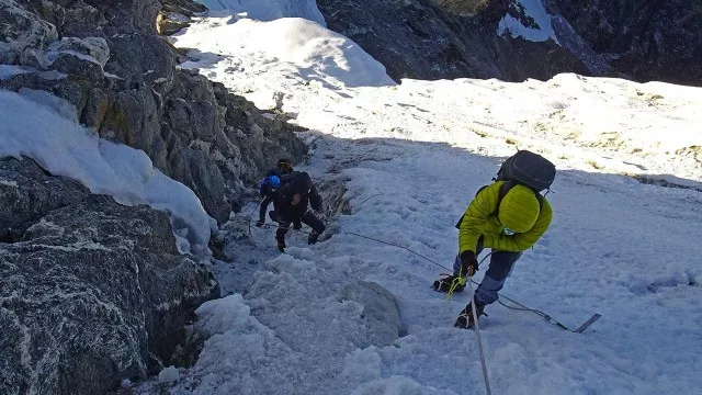 Träger am Gletscher des Amphu Lapcha. mera-peak