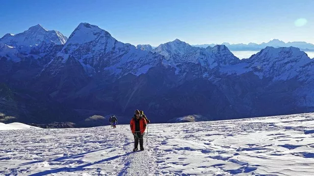 Gruppe im Aufstieg zum Hochlager am Mera Peak mera-peak