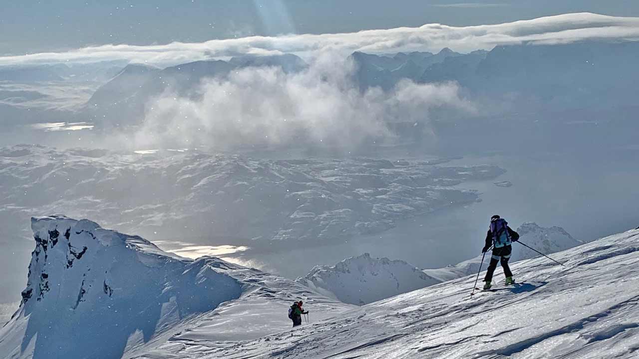 Am Gipfel mit Panorama auf das stahl blaue Meer