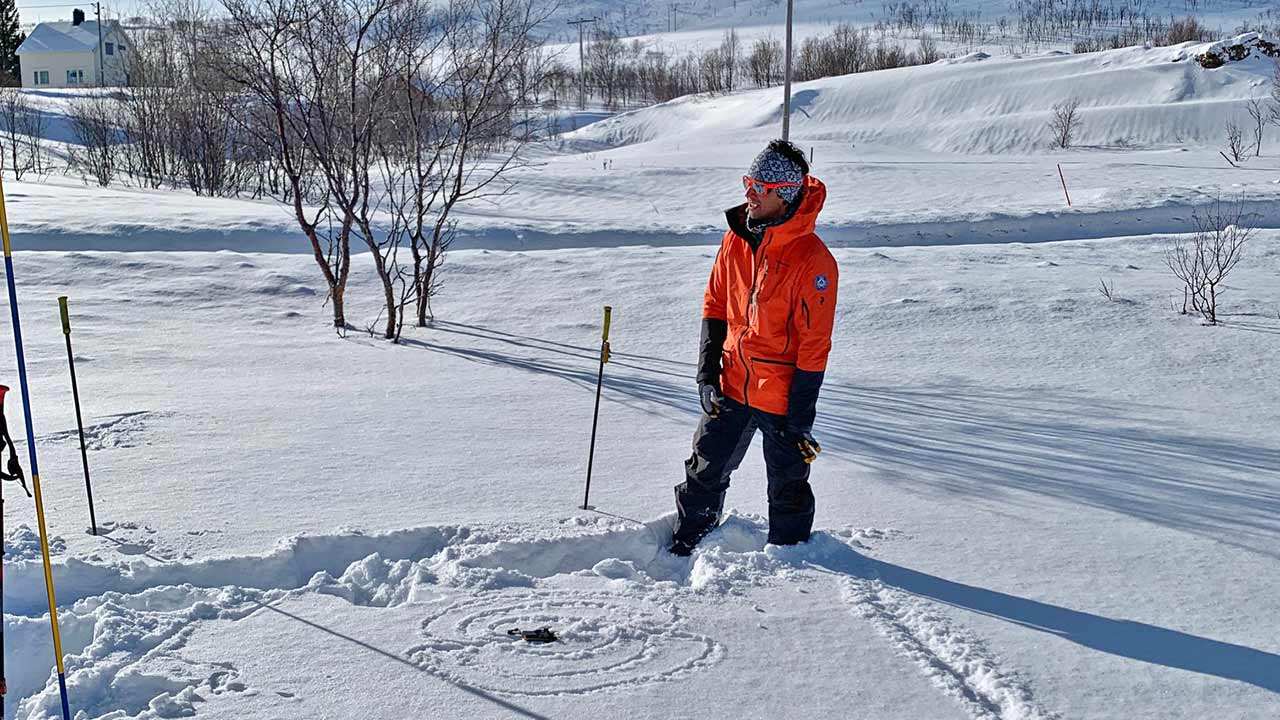 Einweisung in die LVS-Suche von unserem Bergführer